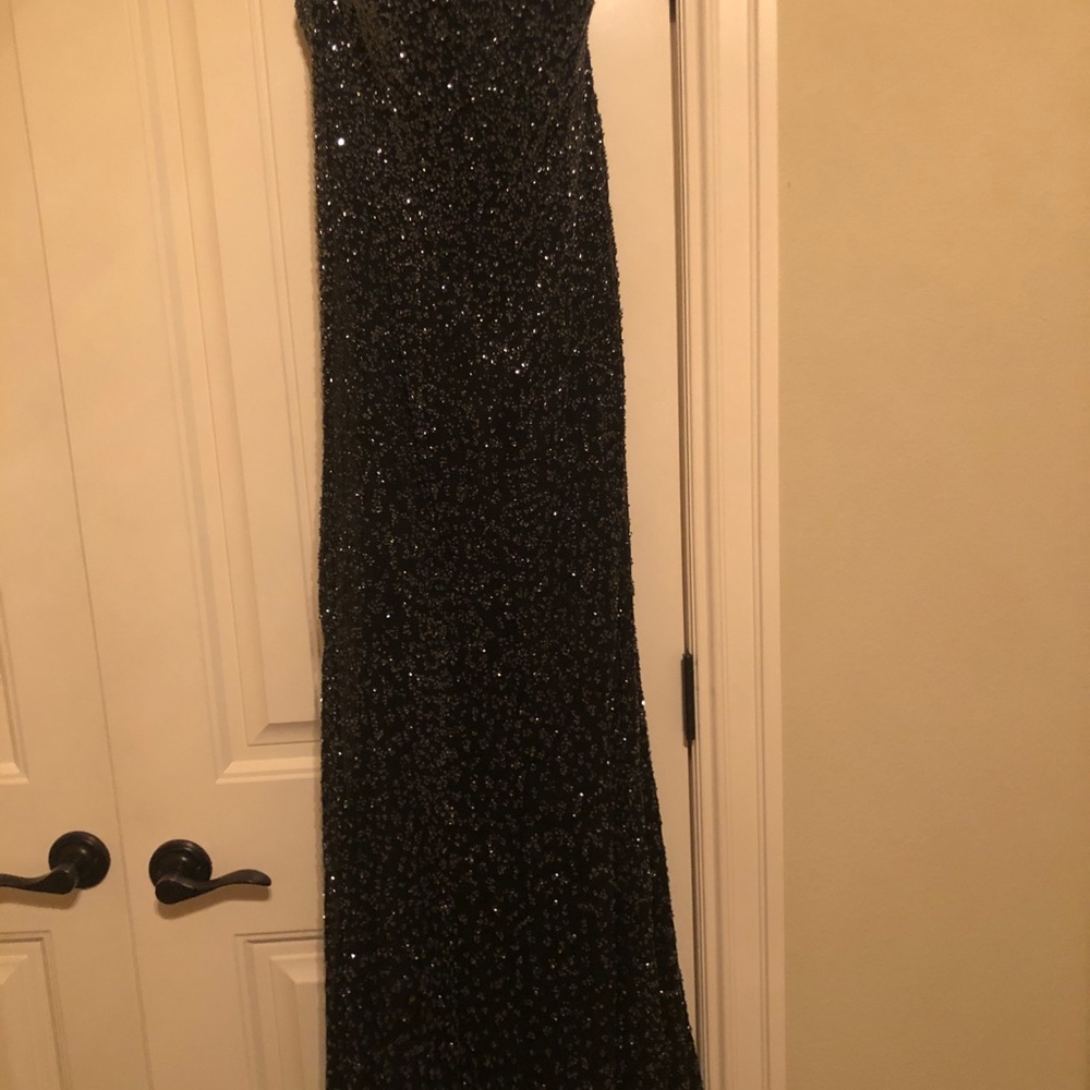 Fitted black dress with glass beads.